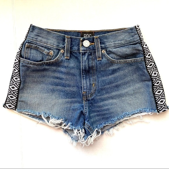 BDG Girlfriend High Rise Raw Hem Shorts 25 - Picture 2 of 6